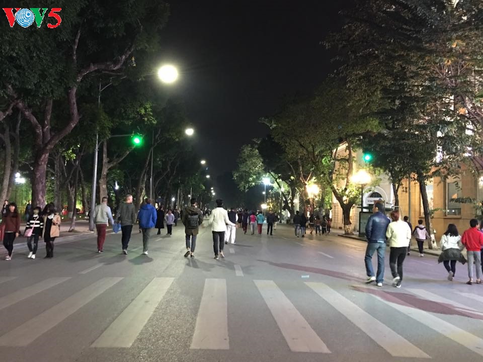 ถนนคนเดินบริเวณรอบทะเลสาบหว่านเกี๊ยม